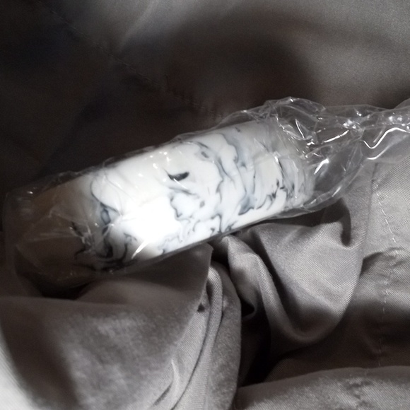 Bracelet hard plastic made to look like marble. - Picture 4 of 5